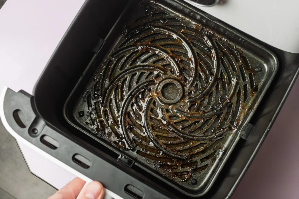 Nettoyer le panier et la grille après chaque utilisation